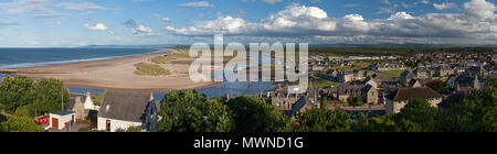 Une vue panoramique à l'est de Lossiemouth sur le Moray Firth, Moray, Ecosse, Royaume-Uni Banque D'Images