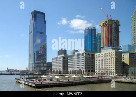 30 Hudson Street, anciennement le tour Goldman Sachs, J Owen Grundy Park, et d'autres structures sur la rivière Hudson à Jersey City, New Jersey. Banque D'Images