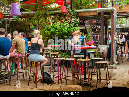 Le jardin d'Szimpla Kert , l'un des plus anciens pubs ruine à Budapest Banque D'Images