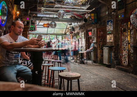 Szimpla Kert , l'un des plus anciens pubs ruine à Budapest Banque D'Images