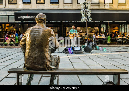 Red Auerbach statue à Quincy Market - Boston, Massachusetts, USA Banque D'Images