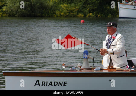 Un bateau de l'arbitre sur le point de commencer une course, Henley Royal Regatta, Oxfordshire, UK Banque D'Images