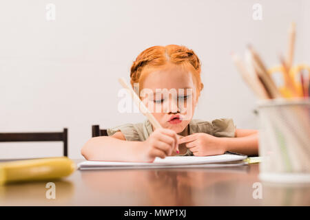 Belle petite fille drôle dessin au crayon Banque D'Images