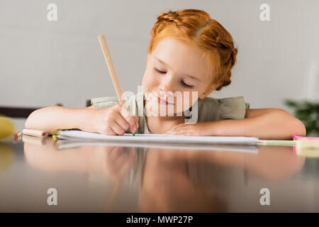 L'accent belle petite fille en dessin au crayon de l'album Banque D'Images