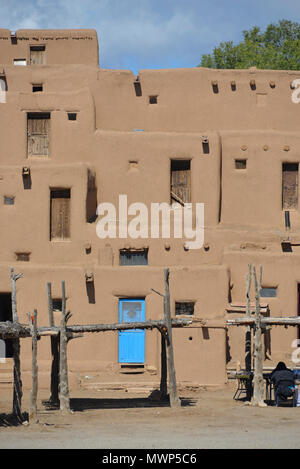 Taos Pueblo, architecture autochtone au nord de Red Willow Creek, près de la pile de multiples habitations adobe, près de Taos, NM, États-Unis Banque D'Images