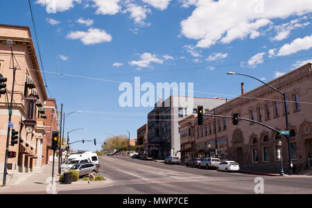 À l'Est de l'intersection des rues et Cortez Gurley à Prescott, Arizona sur une journée de printemps ensoleillée sous un ciel magnifique Banque D'Images