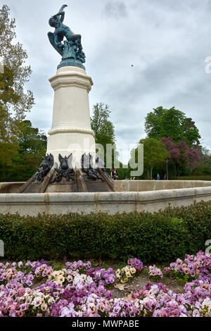 MADRID, ESPAGNE - 23 avril 2018 : La Fontaine de l'ange déchu, par Ricardo Bellver, dans le parc de la bonne retraite (Parque del Buen Retiro) à Madri Banque D'Images