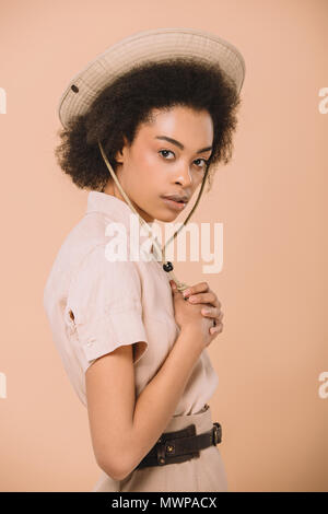 Attractive african american woman in hat safari sur rond isolé Banque D'Images