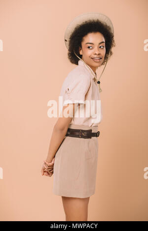 Happy african american woman in hat safari sur rond isolé Banque D'Images