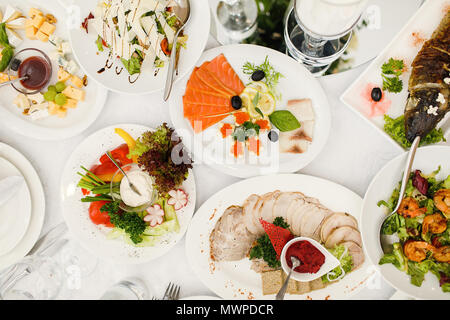 De délicieux plats sur la table dans le restaurant. table de service. Banque D'Images