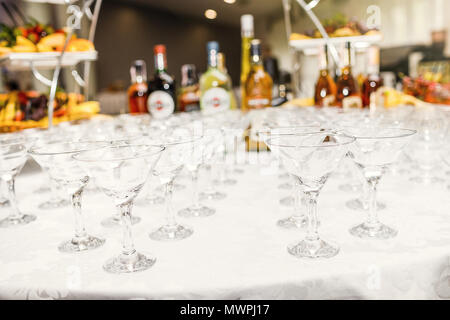 De nombreux verres de cocktails colorés sur la table Banque D'Images