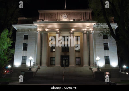 Le Yavapai County Courthouse à Prescott, Arizona éclairés la nuit. Banque D'Images