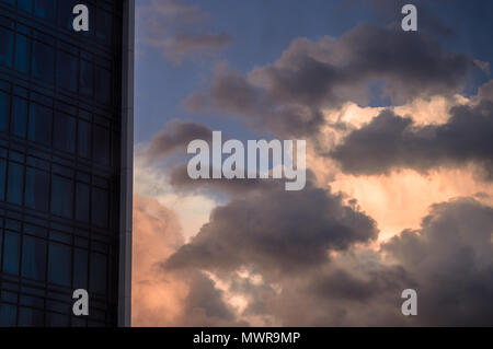 Les nuages de la construction d'ossature au coucher du soleil Banque D'Images