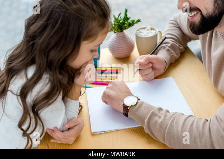 Portrait of father crayon et montrant watch en fille Banque D'Images