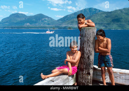 Alaska,Nord-Ouest,Nord,49e État,Alaskan,Arctique,la dernière frontière,Metlakatla Annette Island Indian Reservation Haida Native Americans Boys Pier Fishi Banque D'Images