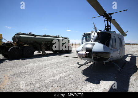 Fret aérien autonome (AACUS Système utilitaire) reçoit le carburant à un point de ravitaillement aérien (FARP) de marines affectés à la lutte contre le 8 Bataillon logistique, basé à la Marine Corps Base Camp Lejeune, Caroline du Nord au cours de la Marine Corps Warfighting Lab, expéditionnaire logistique hybride expérimentation menée en collaboration avec l'exercice de formation intégrée à la masse d'Air Maritime 3-18 Centre de Combat, Twentynine Palms, CA, le 14 mai 2018. Au cours de cette expérience, AACUS effectuée avec succès plusieurs missions de ravitaillement de distance variable et de la charge utile. Banque D'Images