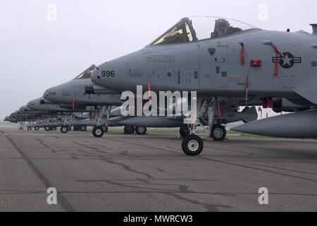 Sept U.S. Air Force A-10 Thunderbolt II, à partir de la 127e Escadre, Michigan Air National Guard, Selfridge Air National Guard Base, Mich., s'asseoir sur la piste à RAF Mildenhall, Angleterre, Juin 1, 2018. Les Foudres sont passant par RAF Mildenhall sur leur façon d'appuyer l'armée des États-Unis Europe-led sabre d'exercice 2018 grève. Grève de sabre 18 favorise la stabilité et la sécurité régionales tout en renforçant les capacités des partenaires. (U.S. Air Force photo par un membre de la 1re classe Benjamin Cooper) Banque D'Images