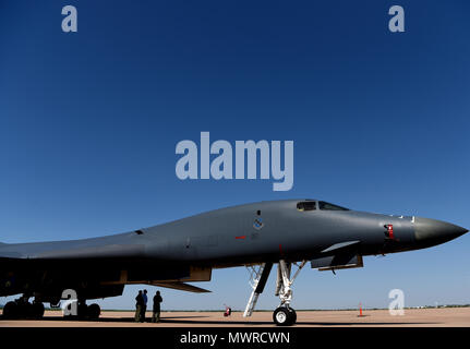 33e District of Texas Rempl. Marc Veasey est informé par 28e Bomb Squadron de l'équipage sur le B-1B Lancer sur la piste à Dyess Air Force Base, Texas, le 29 mai 2018. Le représentant s'est rendu à s'orienter avec les missions des deux ailes à Dyess. Veasey sert sur le House Armed Services Committee, qui est un groupe qui a joué un rôle déterminant dans la décision sur l'autorisation de la défense annuel, qui autorise la loi sur le budget de la défense. (U.S. Air Force photo par Airman River Bruce) Banque D'Images