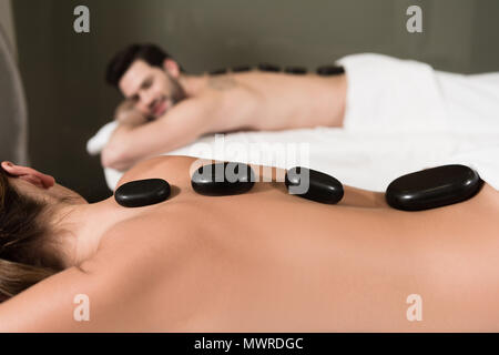 Cropped shot of woman tout en ayant des pierres chaudes Massage in spa center Banque D'Images