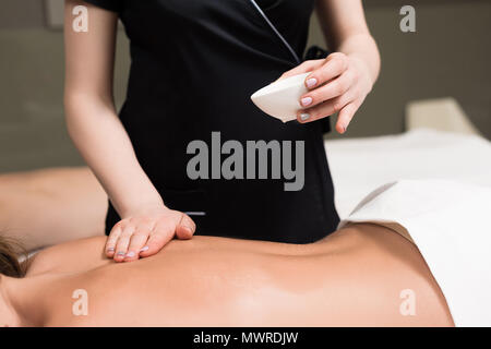 Cropped shot of woman relaxing et ayant du corps massage en spa salon Banque D'Images