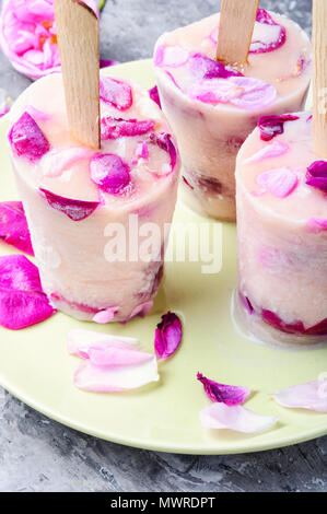 De l'été glace à la vanille avec des fleurs rose Banque D'Images