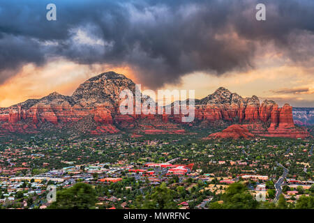 Sedona, Arizona, USA Centre-ville et les montagnes. Banque D'Images