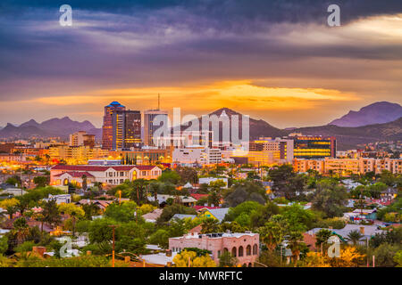 Tucson, Arizona, USA Centre-ville avec Pic sentinelle au crépuscule. (Sommet 'A' pour 'Arizona') Banque D'Images