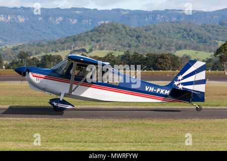 Champion Américain 8KCAB avion léger monomoteur VH-FKM à Illawarra Aéroport régional. Banque D'Images