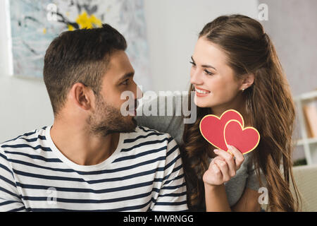 Woman giving valentines day Greeting card pour petit ami Banque D'Images