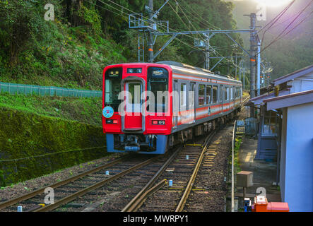 Osaka, Japon - 24 nov., 2016. Un train venant de la gare, sur le Mont Koya (Koyasan), à Osaka au Japon. Banque D'Images