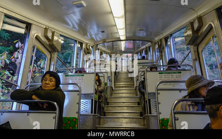 Osaka, Japon - 24 nov., 2016. Les passagers assis dans un téléphérique pour le Mont Koya, à Osaka au Japon. Banque D'Images