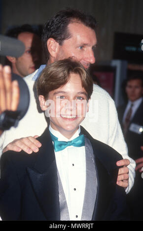 LOS ANGELES, CA - le 18 juillet Acteurs : Ethan Embry (avant) et Ed O'Neill assister à la "première" néerlandais le 18 juillet 1991 à Cineplex Odeon Cinemas Century Plaza à Los Angeles, Californie. Photo de Barry King/Alamy Stock Photo Banque D'Images