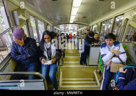 Osaka, Japon - 24 nov., 2016. Les passagers assis dans un téléphérique pour le Mont Koya, à Osaka au Japon. Banque D'Images