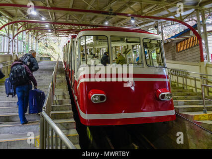 Osaka, Japon - 24 nov., 2016. Un téléphérique s'arrête à la station de Koyasan sur le Mont Koya, à Osaka au Japon. Banque D'Images