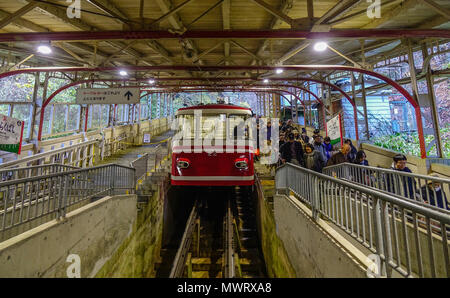 Osaka, Japon - 24 nov., 2016. Un téléphérique s'arrête à la station de Koyasan sur le Mont Koya, à Osaka au Japon. Banque D'Images