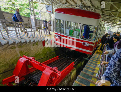 Osaka, Japon - 24 nov., 2016. Un téléphérique à la station d'arrêt sur le Mont Koya (Koyasan), à Osaka au Japon. Banque D'Images