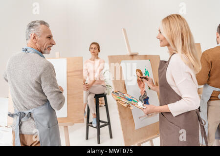 La peinture des artistes et à la recherche à l'autre en art studio Banque D'Images