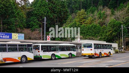 Osaka, Japon - 24 nov., 2016. Parking Des bus publics à la station sur le Mont Koya (Koyasan), à Osaka au Japon. Banque D'Images