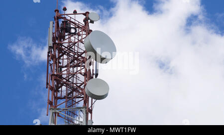 Téléphone cellulaire tour contre un ciel bleu. Tour de communications avec beaucoup d'antennes différentes sous ciel bleu et nuages. Tour de télécommunication avec ciel bleu. Banque D'Images