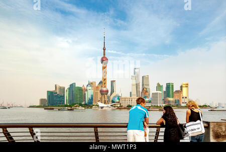 SHANGHAI - 14 mai, 2012. Les touristes sur le boulevard Bund avec Pudong District sur l'arrière-plan. Maisons de quartier de Pudong Lujiazui Finance et Zone Franche et Shang Banque D'Images