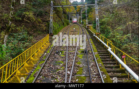 Osaka, Japon - 24 nov., 2016. Un téléférique tournant sur la voie ferroviaire au Mont Koya, à Osaka au Japon. Banque D'Images