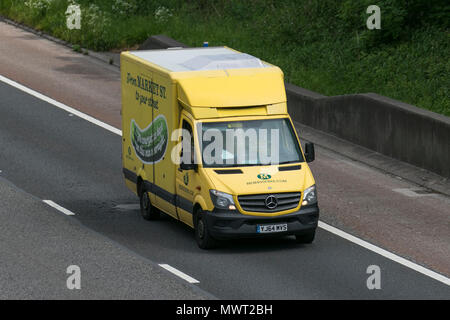 Ocado supermarché Morrisons et service de livraison d'épicerie food store en ligne ; les véhicules de la flotte de livraison La livraison, l'épicerie et des articles ménagers de première nécessité à Liverpool, Merseyside, Royaume-Uni Banque D'Images