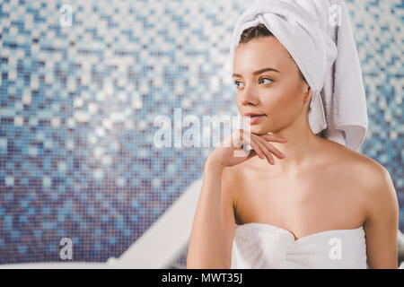 Young woman with towel on head à spa salon Banque D'Images