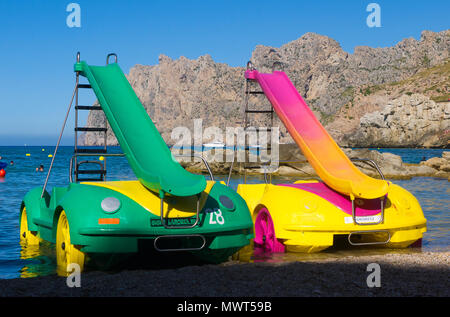 Deux pédales de couleurs vives en stationnement sur une plage de Cala San Vicente à Mallorca, Espagne. Banque D'Images