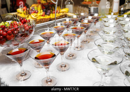 Verres Whisky différents avec de l'alcool et de vin sur la table à Banque D'Images