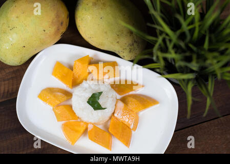 Mango sticky rice ou Khaoniao mamuang à la mangue fraîche sur une table en bois, un dessert traditionnel thaïlandais à base de riz gluant à la noix de coco et mangue fraîche, Banque D'Images