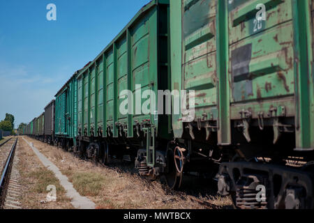 Train de fret sur les rails Banque D'Images