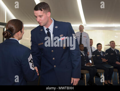 Master Chef Commande Hanscom Sgt. Patricia L. Hickey félicite le s.. Andrew Pierce, 66e Escadron des Forces de sécurité, au cours de la cérémonie de promotion mensuelle a fait appel à la Chambre des communes le 28 avril Minuteman. La cérémonie de promotion mensuelle, généralement le dernier jour du mois, la communauté Hanscom fournit une occasion de reconnaître l'Aviateur de soldats choisis pour la promotion. Banque D'Images