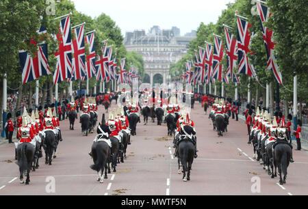 Les membres de la cavalerie de famille rend leur chemin vers le bas le centre commercial qu'ils prennent part à l'examen du Colonel, la répétition générale pour la parade la couleur, l'imprimeur de la parade d'anniversaire annuel, au centre de Londres. Banque D'Images