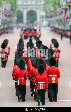 Les membres de la Coldstream Guards font leur chemin vers le bas le centre commercial qu'ils prennent part à l'examen du Colonel, la répétition générale pour la parade la couleur, l'imprimeur de la parade d'anniversaire annuel, au centre de Londres. Banque D'Images